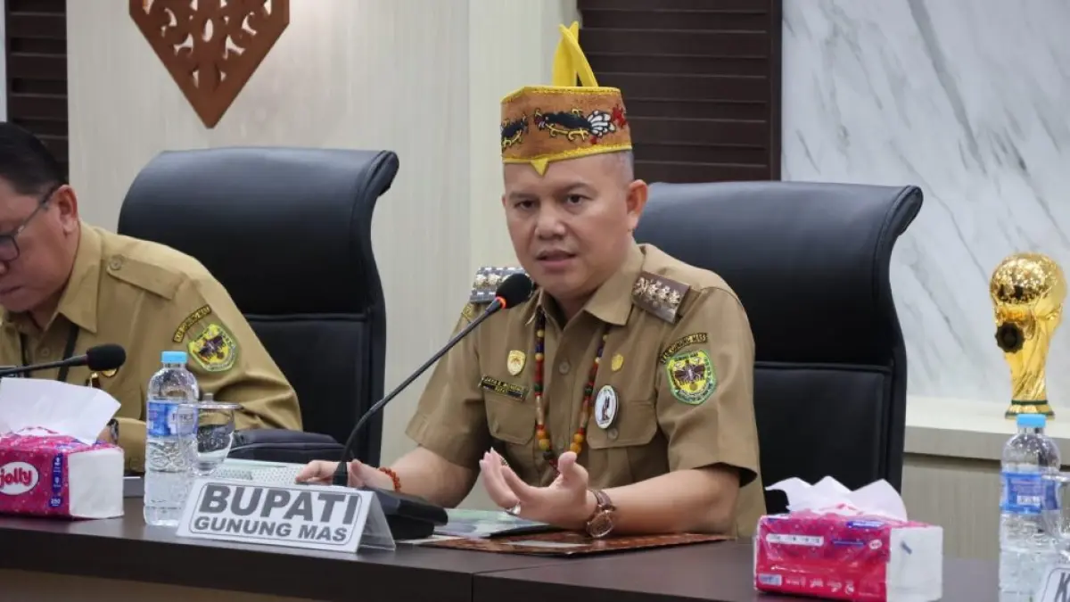 Bupati Gumas Jaya Samaya Monong saat memberikan arahan pada rapat forkopimda, Selasa (21/7). (DISKOMINFO SANTIK FOR RADAR SAMPIT)