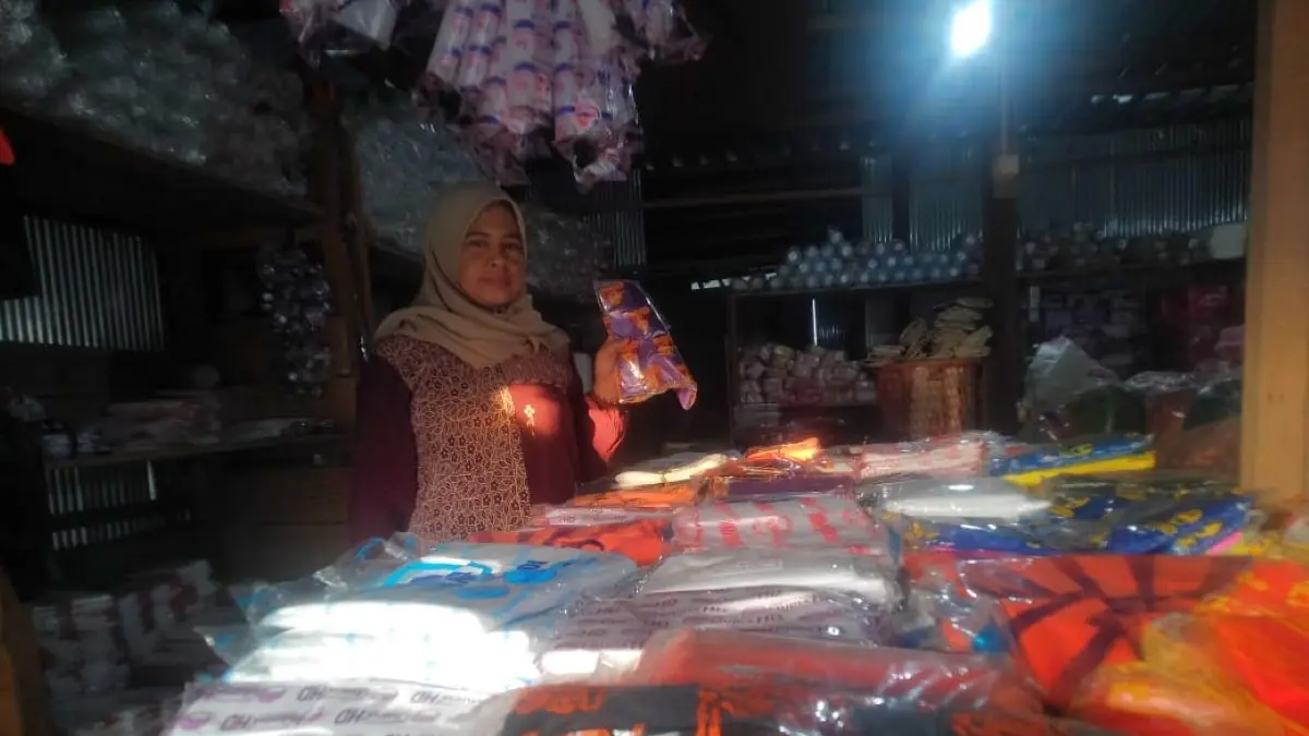 KABAR PASAR: Toko kelontong menjual produk kemasan plastik di Pasar Sejumput, Ketapang, Sampit. FOTO: Alfian Arwi Permana/Radar Sampit