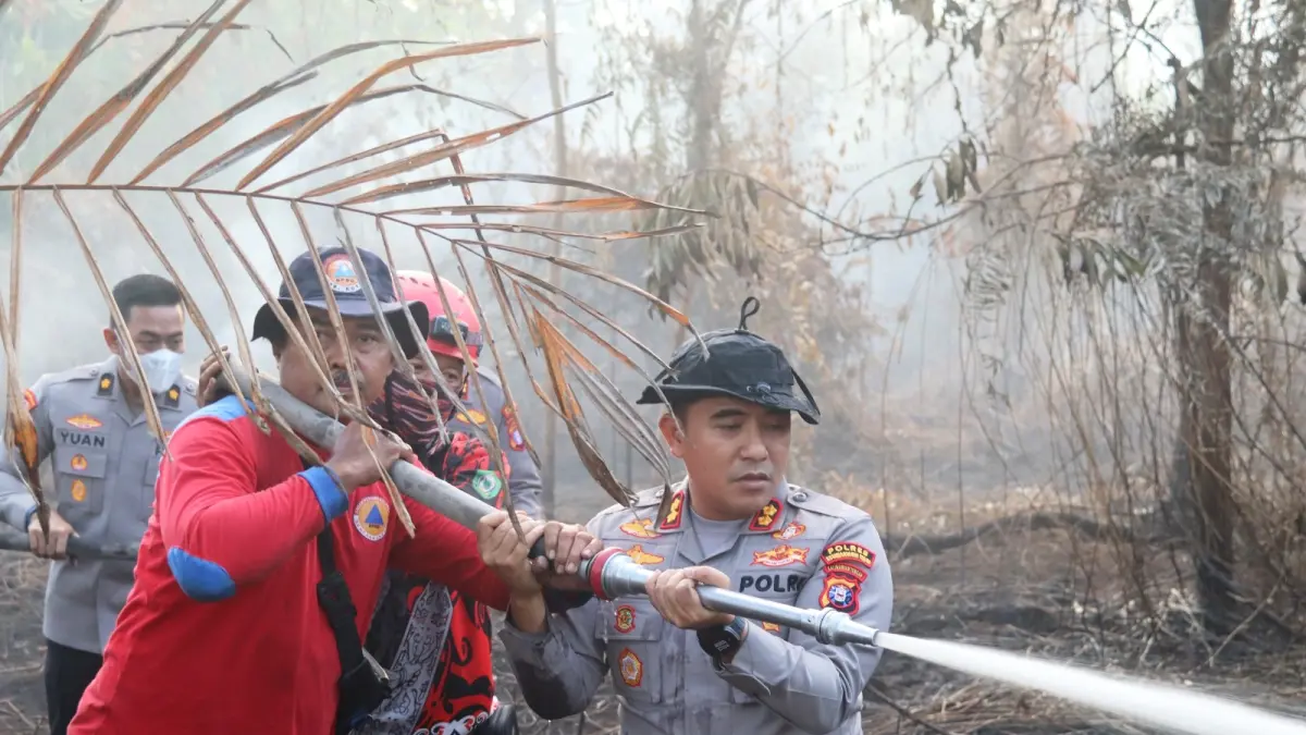  Kapolres Kotim AKBP Resky Maulana Zulkarnain saat memimpin langsung pemadaman kebakaran hutan dan lahan di Jalan Tjilik Riwut, Baamang, Sampit, Jumat (24/7) lalu.(ist)