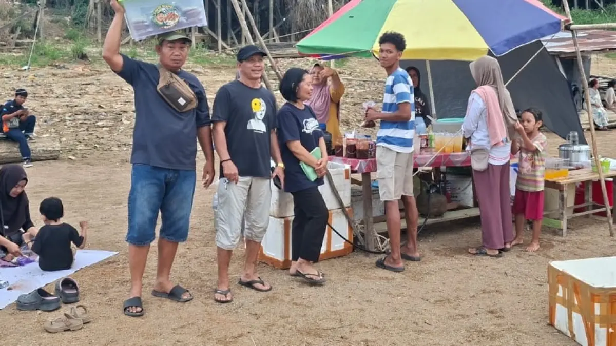 Kemunculan hamparan pasir di Sungai Lamandau membawa berkah bagi para pedagang kaki lima. &nbsp;(RIA/RADAR SAMPIT)&nbsp;