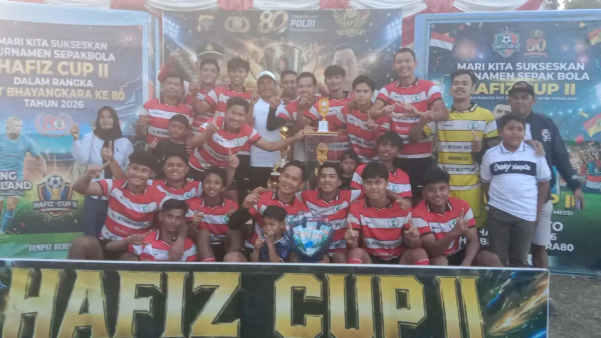 Kesebelasan Al Matsuki FC setelah menerima Piala Hafiz Cup II, dalam turnamen HUT ke 80 Bhayangkara di Samuda.(ist) 