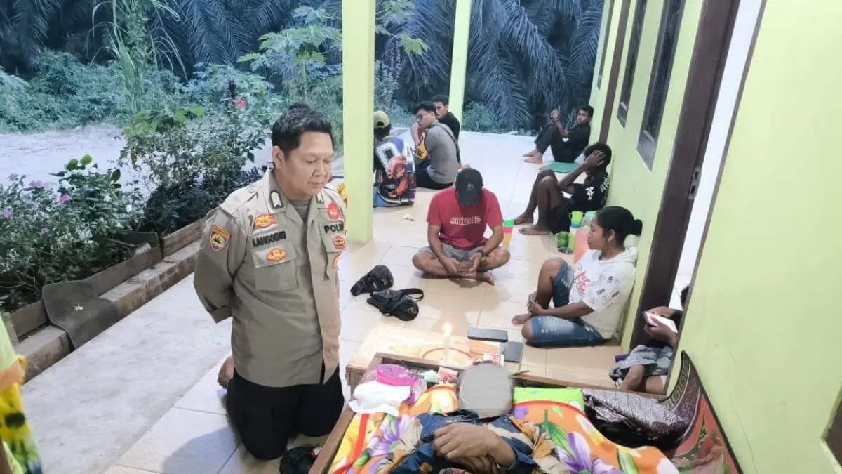 Korban tenggelam di Sungai Bulik, Lamandau saat disemayamkan, Minggu (26/7). (istimewa)