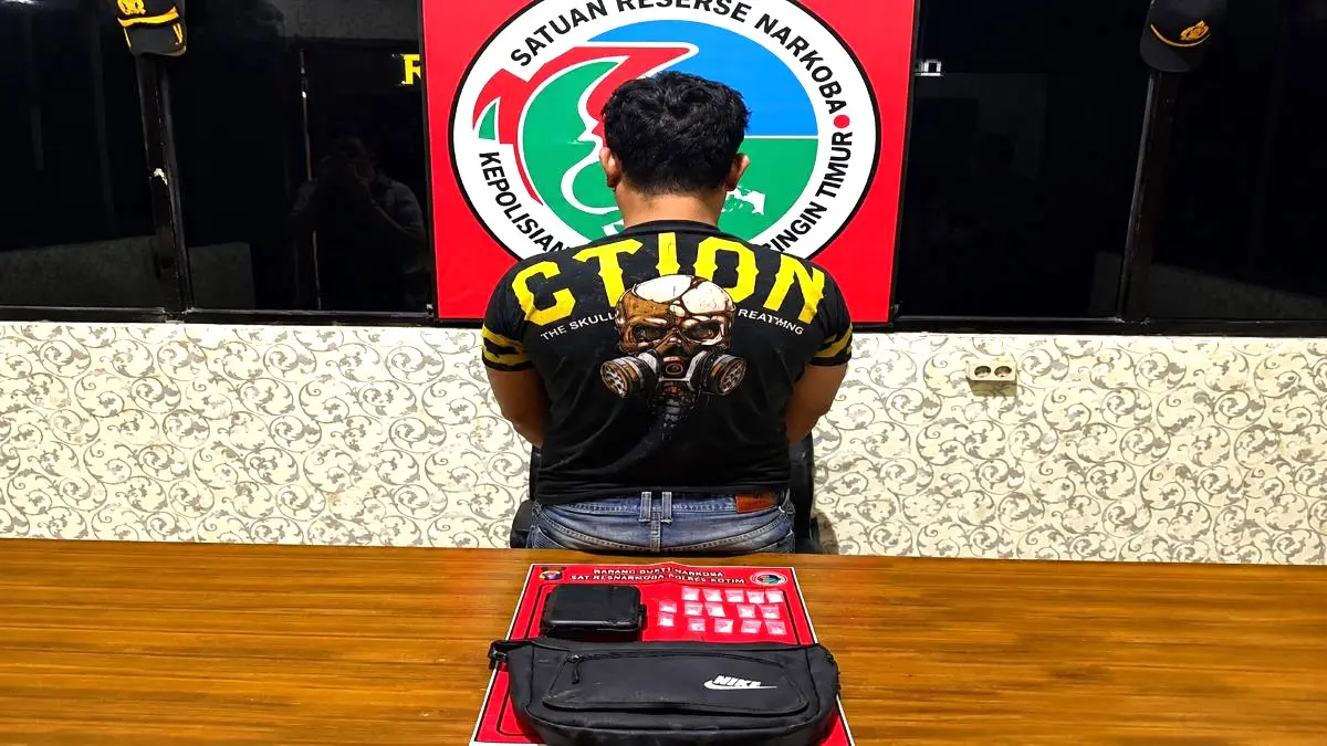 NARKOBA: Pelaku E (37) bersama barang bukti narkoba di kantor polisi. FOTO: IST/RADAR SAMPIT 