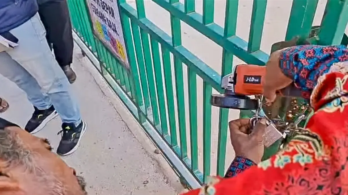 Pagar gerbang SDN 3 Bangkal, yang digembok lantaran tersangkut sengketa perdata, dan sempat membuat aktivitas belajar mengajar terhambat.(istimewa/Polres Seruyan)