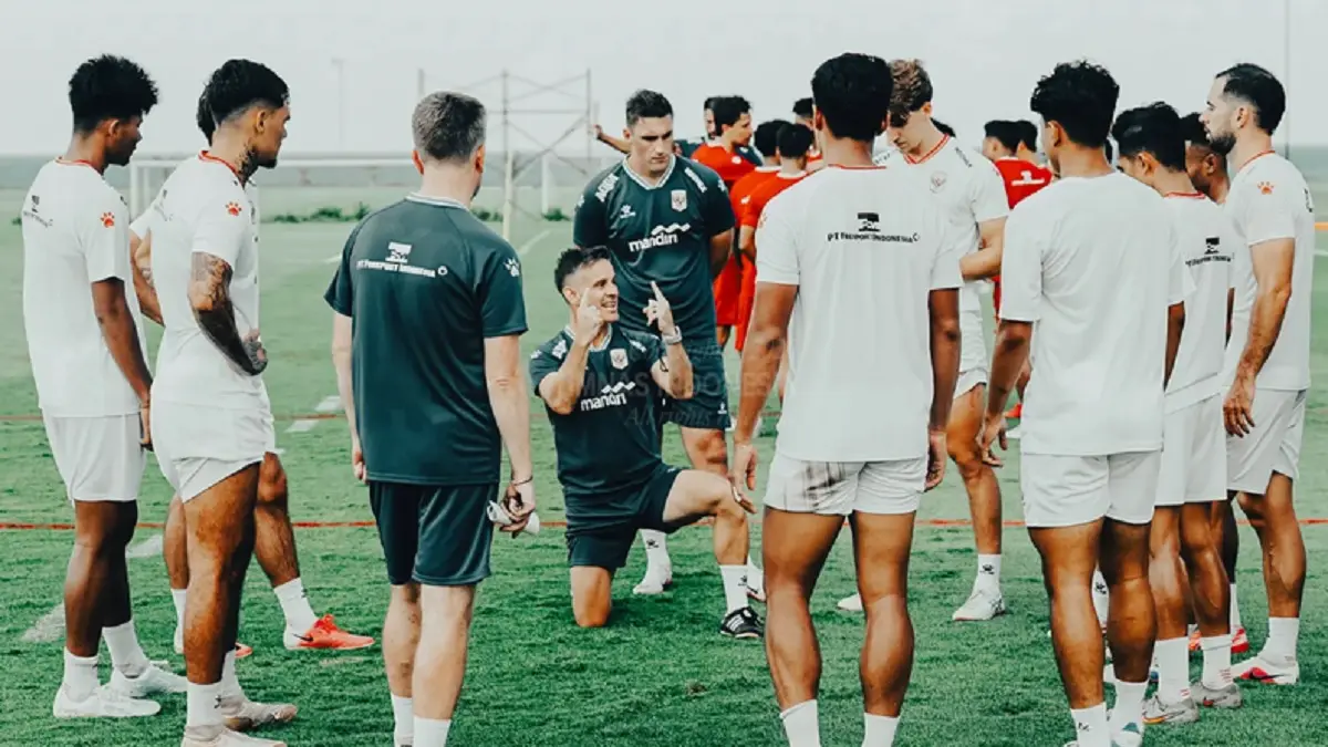 Pelatih timnas Indonesia John Herdman, saat memberikan arahan ke pemainnya, menjelang Piala AFF 2026.(dok.pssi)