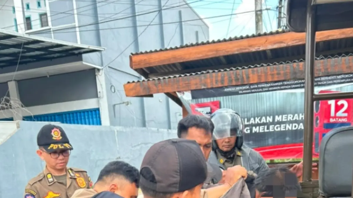 Personel Satpol PP Kobar bersikap tegas terhadap salah satu ODGJ yang akan diamankan dan di bawa ke rumah singgah Dinas Sosial, Jumat 24 Juli 2026. (ist)&nbsp;
