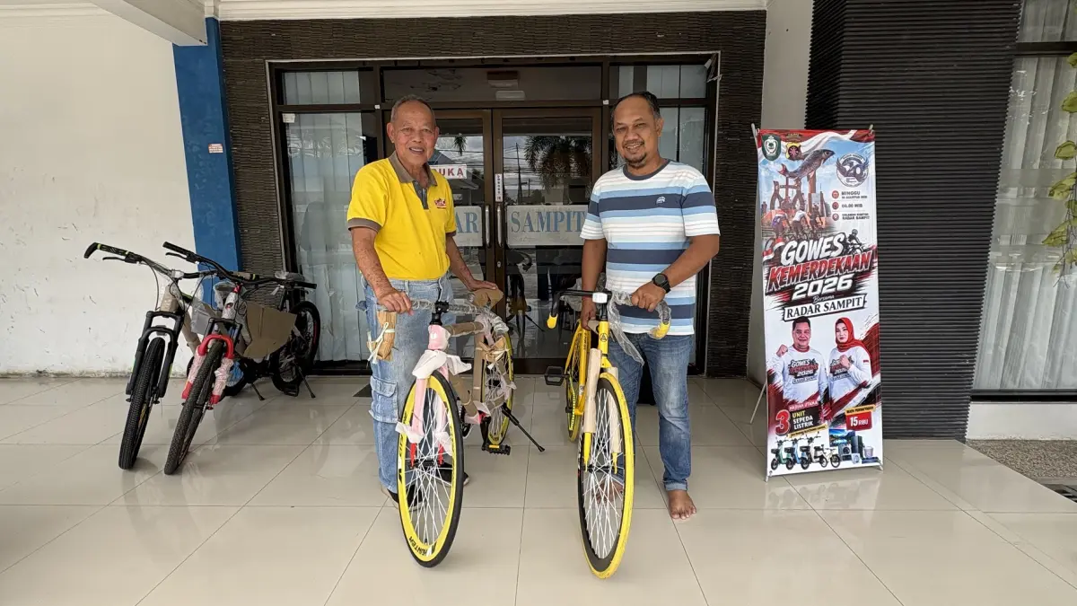 Perwakilan PT Sukajadi Sawit Mekar Rusli Salim, (Pak Atong) saat menyerahkan dua unit sepeda yang diterima langsung oleh Ketua Panitia Gowes Kemerdekaan 2026, Tono Triyanto, Sabtu (25/7).(yuni/radarsampit)