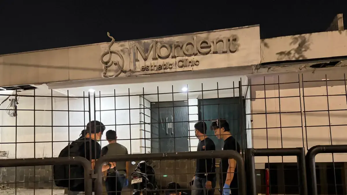 Polisi gelar olah TKP kasus meninggalnya seorang pria bernama Sutrimo yang ditemukan dalam kondisi tidak sadarkan diri di halaman Klinik Mordent, Kebayoran Baru, Jakarta Selatan, pada Kamis (23/7). (Muhamad Ridwan/JawaPos.com)