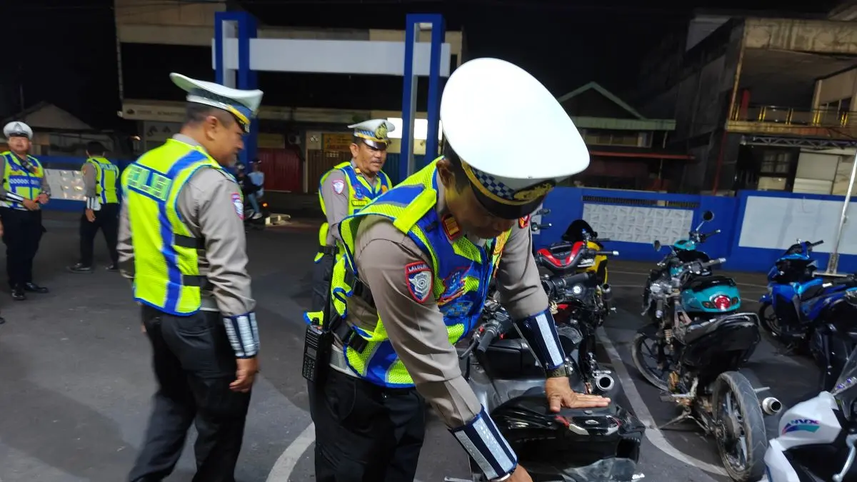 RAZIA : Kasatlantas Polres Kotim AKP Hariyanto memimpin penertiban balap liar, Sabtu (25/7/2026) malam. FOTO: IST/RADAR SAMPIT