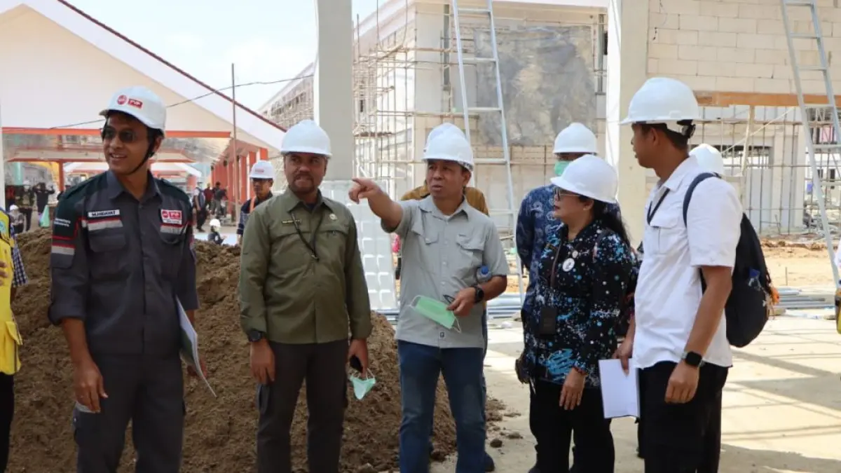 Sejumlah pihak terkait meninjau sekolah rakyat permanen Kabupaten Gumas, di Desa Tumbang Tambirah, Kecamatan Kurun, Jumat (24/7). (DINAS SOSIAL GUNUNG MAS)