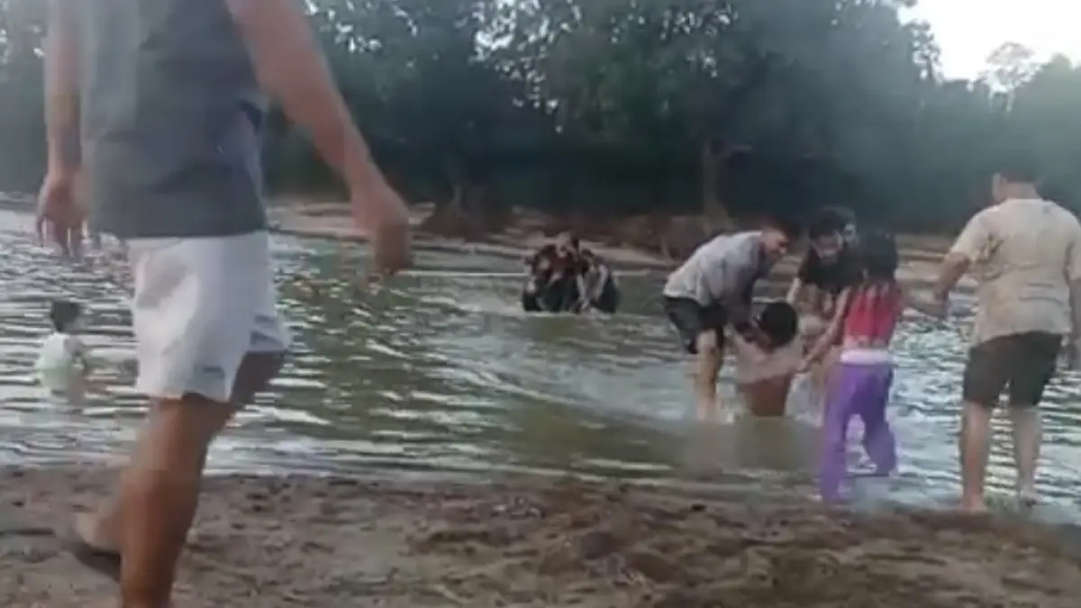 Seorang remaja laki-laki nyaris terseret arus Sungai Lamandau setelah berenang menyeberangi sungai, Sabtu (25/7) sore. (ist) &nbsp;&nbsp;