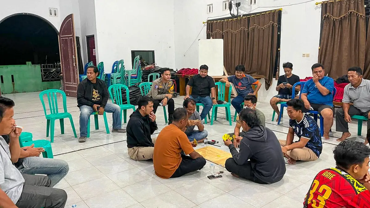 Suasana  keakraban mewarnai lomba domino di Desa Pembuang Hulu II, Kabupaten Seruyan. (rifani/radarsampit)