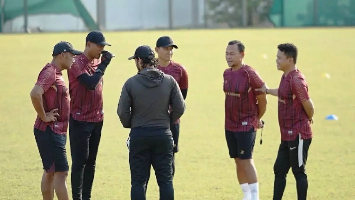 Tim kepelatihan Isen Mulang FC, saat persiapan menjelang bergulirnya Liga 1 Indonesia musim 2026/2027. (istimewa)
