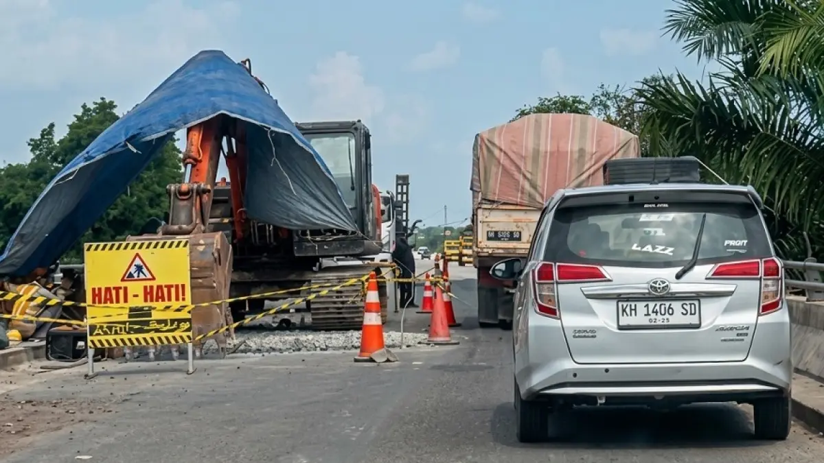 Truk bermuatan berat dan truk tangki nekat melintas di jembatan pile slab kilometer 7, Jalan Ahmad Shaleh yang rusak, Jumat 24 Juli 2026. (ist)&nbsp;