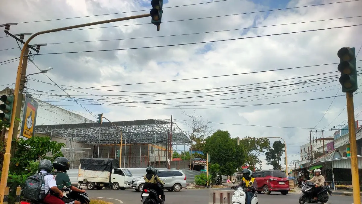 APILL: Salah satu lampu lalu lintas di Kota Sampit yang tidak berfungsi, Senin (27/7/2026). FOTO: YUNI/RADAR SAMPIT 