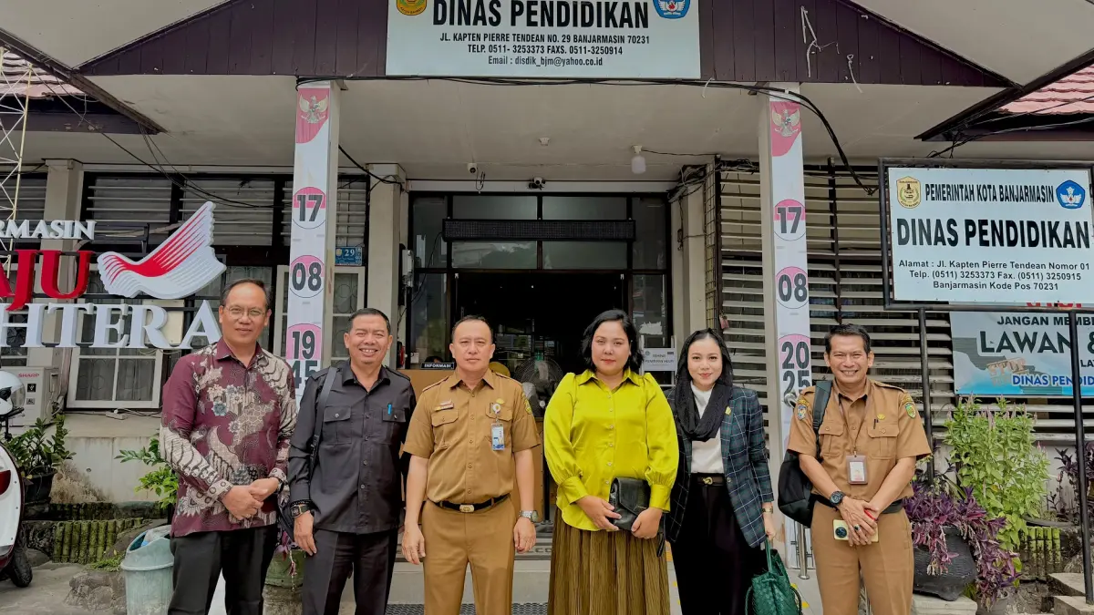 Arif Norkim (dua dari kiri) bersama rombongan Komisi III DPRD Palangka Raya, saat studi banding ke Dinas Pendidikan Kota Banjarmasin.(istimewa)