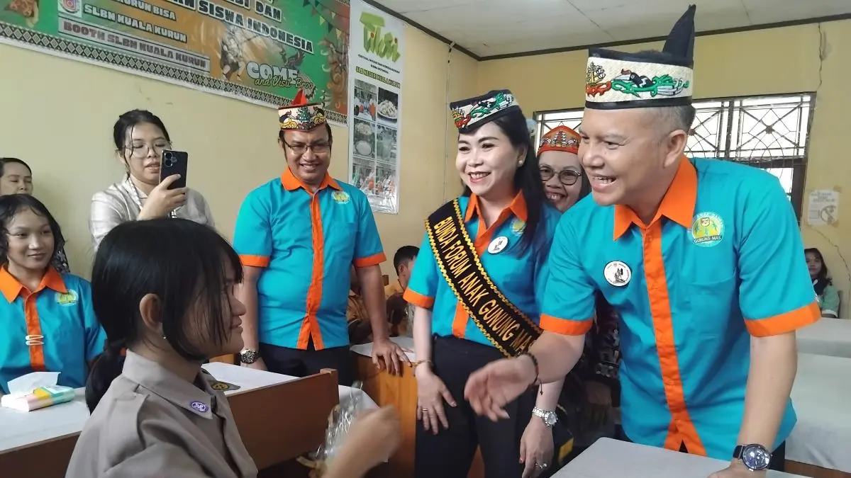 BAGIKAN BINGKISAN : Bupati Gumas Jaya Samaya Monong didampingi Bunda Forum Anak Mimie Mariatie Jaya Samaya Monong ketika membagikan bingkisan kepada peserta didik SKH Negeri Kuala Kurun, Kamis (23/7/2026). FOTO : ARHAM SAID/RADAR SAMPIT