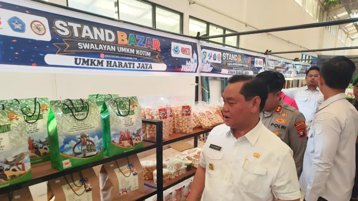 Bupati Kotim, Halikinnor, saat meninjau stand UMKM di Swalayan UMKM Sampit, belum lama ini.  (Akbar/Radar Sampit)