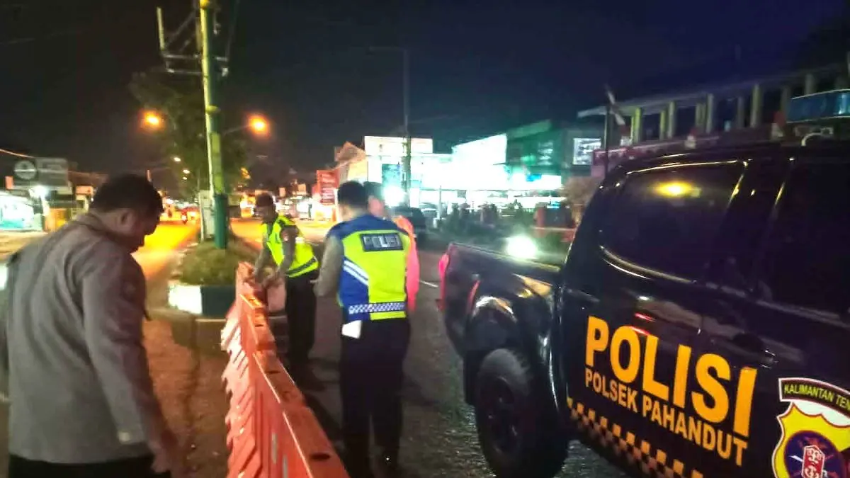 CEGAH BALAPAN LIAR : Personel Polsek Pahandut memasang barrier di beberapa lokasi yang selama ini kerap dimanfaatkan sebagai arena balapan liar. FOTO: IST/RADAR SAMPIT