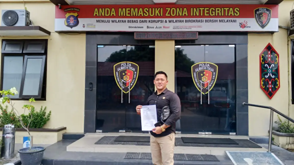 Kuasa Hukum R Atu Narang, Suriansyah Halim, setelah melaporkan dugaan penguasaan tanah dan bangunan eks kantor PDIP Kalteng, ke Polda.(dodi/radarsampit)