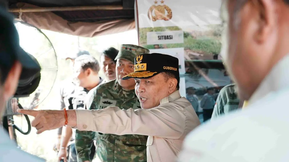 MENINJAU: Gubernur Kalteng Agustiar Sabran saat meninjau posko pemantauan Karhutla di Kabupaten Pulang Pisau. FOTO: MMC KALTENG/RADAR SAMPIT