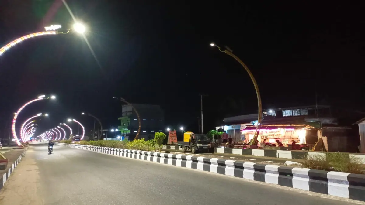 Nampak Lampu Hias di Terowongan Nur Mentaya Sampit, yang sudah padam, Senin (22/7) malam. (Abdi/radarsampit)