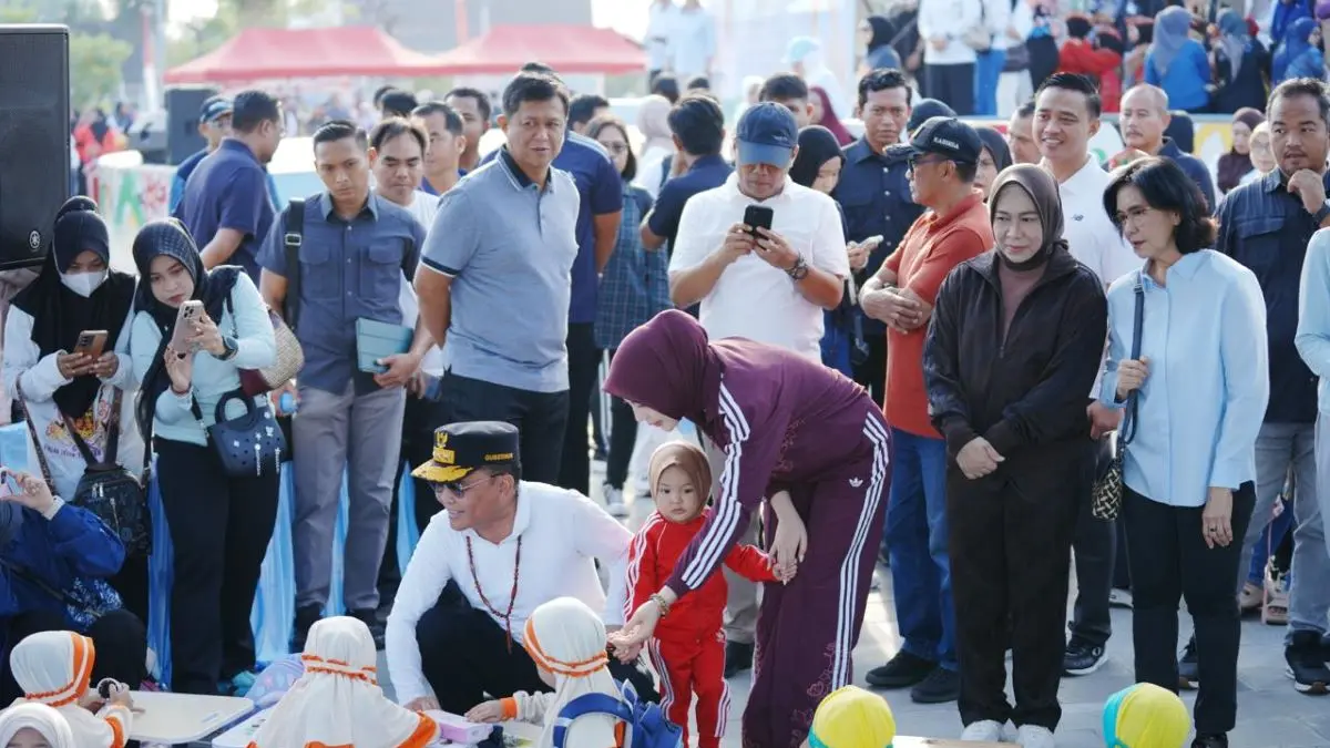 PEDULI ANAK: Gubernur Kalteng Agustiar Sabran menyapa anak-anak yang akan mengikuti lomba pada kegiatan Hari Anak Nasional (HAN) ke-42 dan Hari Keluarga Nasional (HARGANAS) ke-33. FOTO: MMC KALTENG/RADAR SAMPIT 