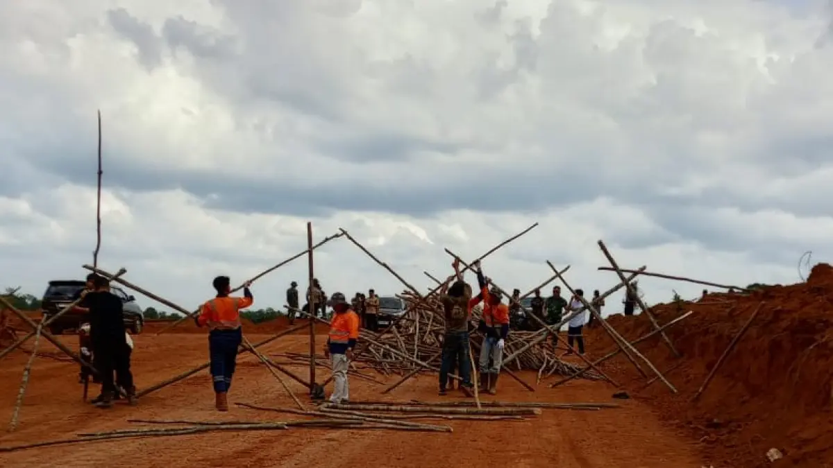 Pemagaran lahan yang disengketakan dua perusahaan tambang untuk tidak melakukan aktivitas pengerukan diatasnya di Desa Bukit Raya, Kecamatan Cempaga Hulu, Kotim, Kalteng. (Warga/Radar Sampit)