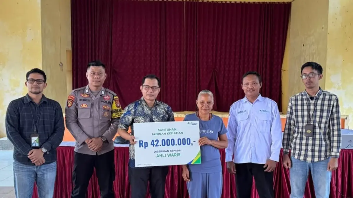 Penyerahan santunan Jaminan Kematian (JKM) secara simbolis kepada ahli waris peserta di Desa Ajang, Kecamatan Permata Kecubung, Kabupaten Sukamara, Kalteng. (BPJS Ketenagakerjaan)