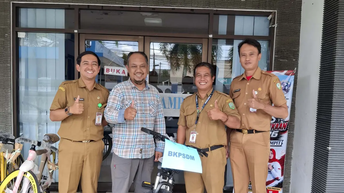 Perwakilan BKPSDM Kotim saat menyerahkan satu unit sepeda gunung, dan diterima oleh Ketua Panitia Gowes Kemerdekaan 2026 Tono Triyanto, Senin (27/7).(Bella/radarsampit)