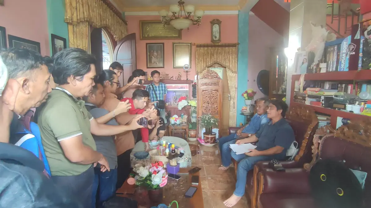Rahmadi G. Lentam ketika jumpa pers, Senin (27/7), untuk meluapkan kekecewaannya setelah mengaku mendapat perlakuan kasar dari sejumlah oknum  yang mengaku polisi, yang sempat mendatangi kediamannya, belum lama tadi.(dodi/radarsampit)