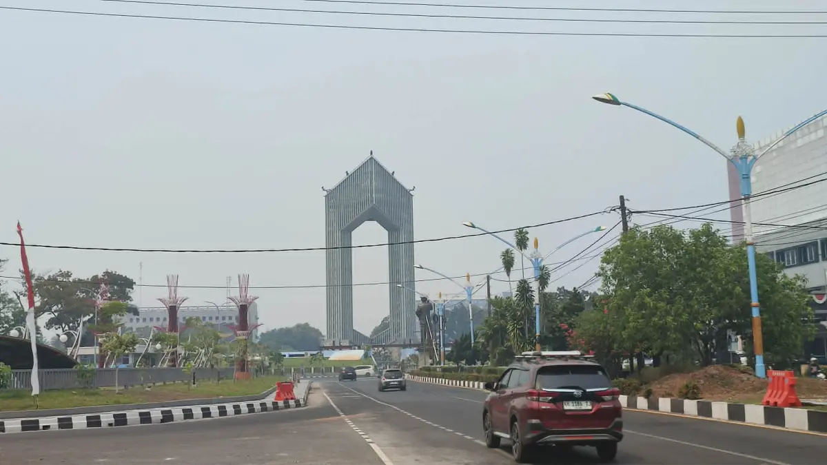 Situasi sekitar Bundaran Telawang Palangka Raya, sekitar pukul 11.15 WIB, Senin (27/7). Kabut tipis mulai turun disertai aroma asap hasil karhutla.(dodi/radarsampit)