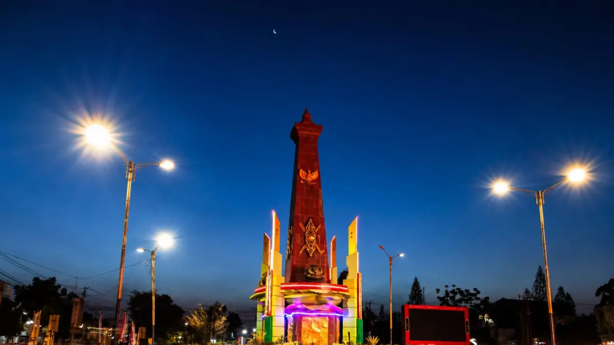 Bundaran 0 kilometer Sampit dipoles menjelang Hari Ulang Tahun ke-81 Kemerdekaan Indonesia. (Usay Nor Rahmad/Radar Sampit)&nbsp;