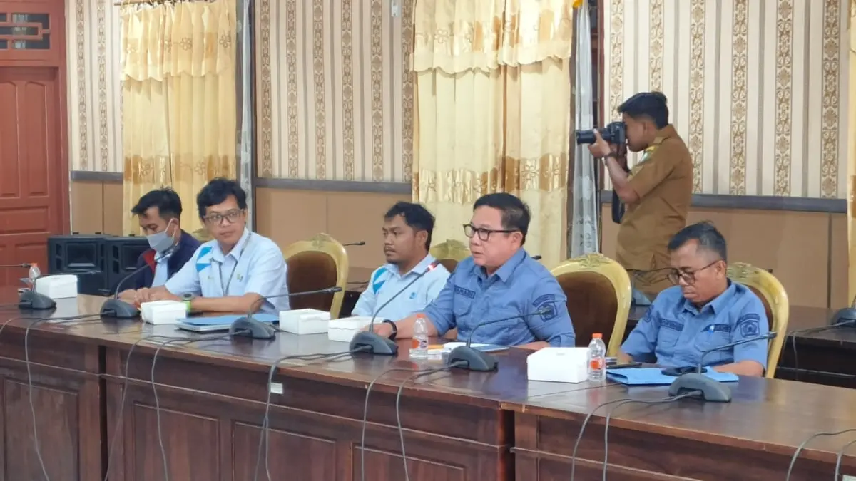 Direktur Perumdam Tirta Mentaya Sampit, Ismanadi, saat mengikuti RDP bersama Komisi II DPRD Kotim terkait pemadaman bergilir, Selasa (28/7).  (Akbar/Radar Sampit)