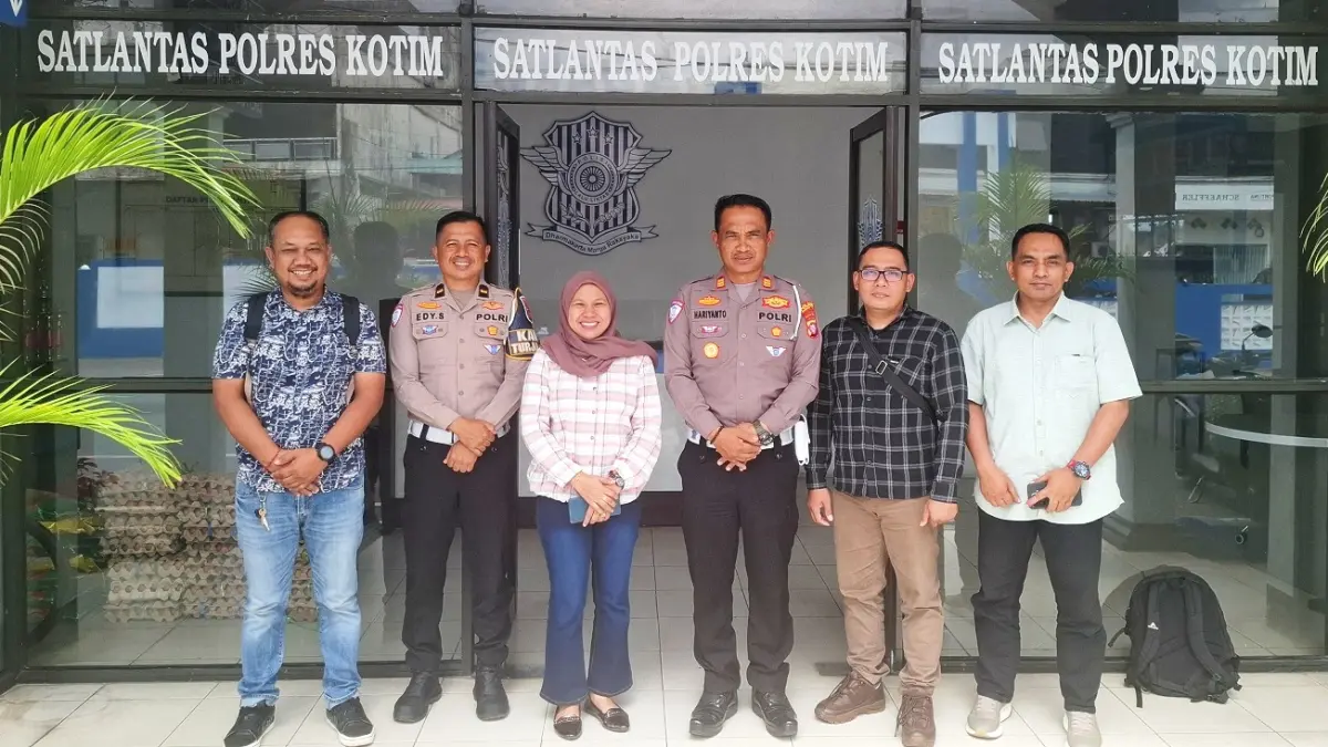 Direktur Radar Sampit Siti Fauziah dan jajaran manajemen saat bersilahturahmi ke Satlantas Polres Kotim AKP Hariyanto, di Satlantas Polres Kotim, Selasa (28/7) siang.(fahry/radarsampit)