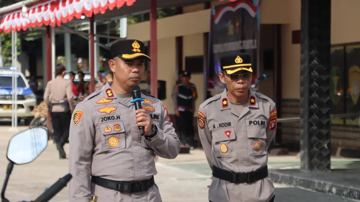 Kapolres Lamandau AKBP Joko Handono&nbsp;(kiri) 
