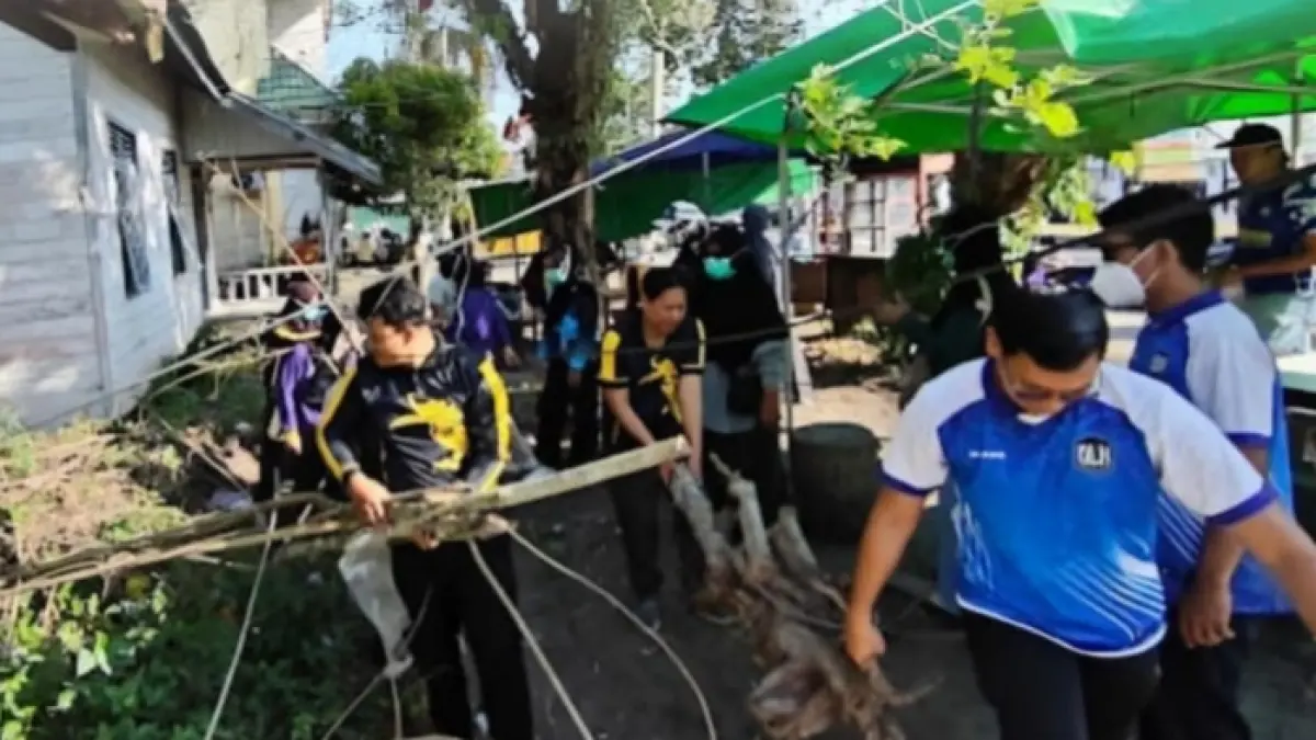 Kegiatan gotong royong lintas instansi sebagai bentuk dukungan terhadap Gerakan Indonesia ASRI di Kecamatan Sukamara. (FAUZIANNUR/RADAR SAMPIT)&nbsp;