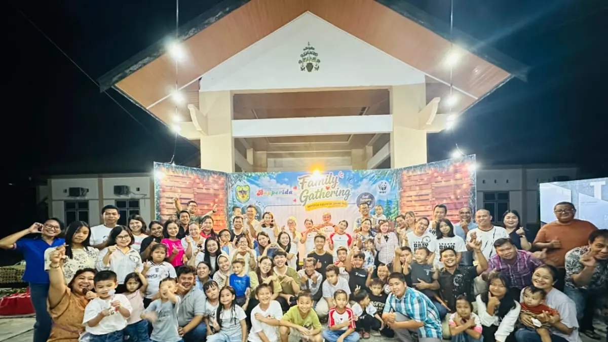 Keluarga Besar Bapperida Kabupaten Gumas berfoto bersama usai pelaksanaan family gathering, Sabtu (25/7). (BAPPERIDA GUNUNG MAS FOR RADAR SAMPIT)&nbsp;
