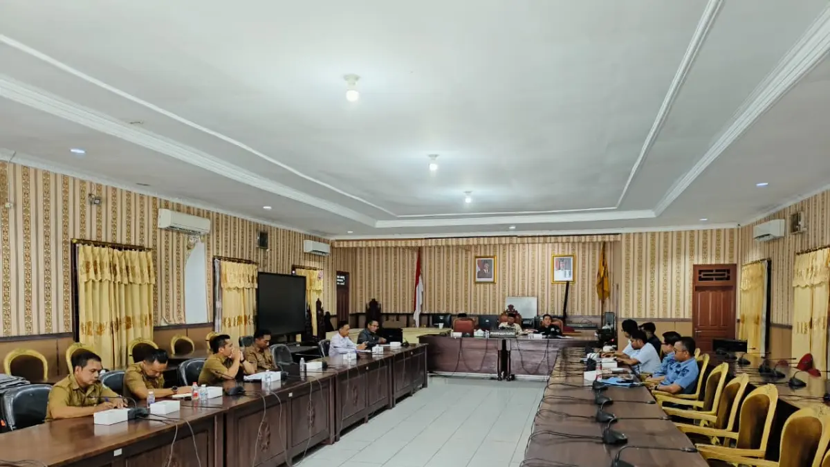 Komisi II DPRD Kotim bersama pihak terkait dalam rangka membahas pemadaman bergilir yang dikeluhkan masyarakat beberapa waktu belakangan.  (Akbar/Radar Sampit)
