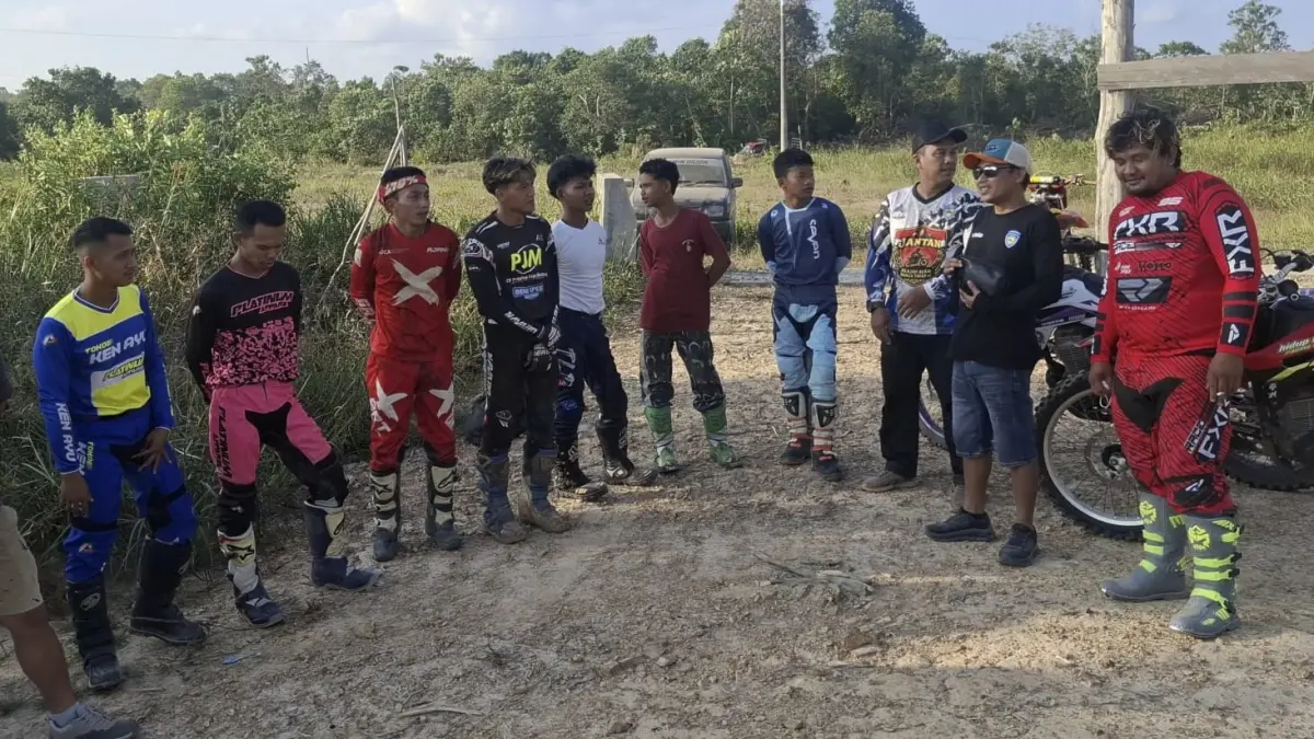 Latihan bersama grasstrack di Sirkuit Lamandau Sega, Jalan Trans Kalimantan Kilometer 09, Nanga Bulik, Minggu (26/7). (FOTO: BIB)&nbsp;
