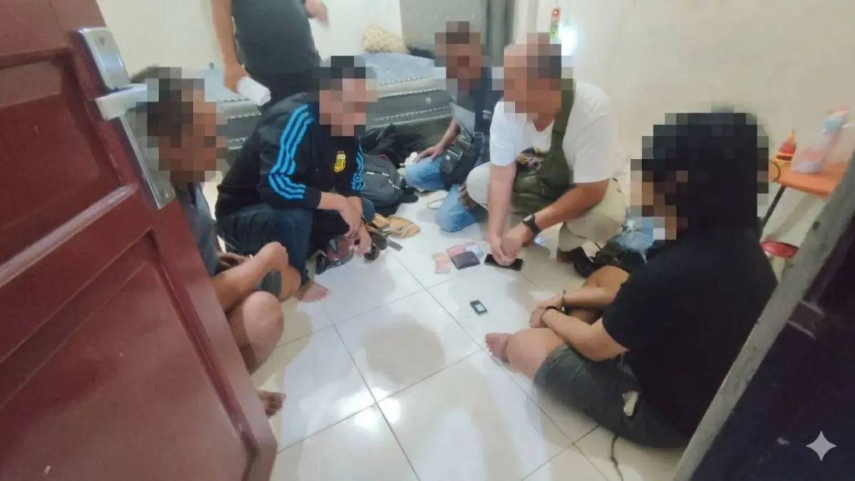 NARKOBA : Petugas Polsek Ketapang saat meringkus tamu hotel karena terlibat narkoba, Minggu (26/7/2026) malam. FOTO: POLRES KOTIM/RADAR SAMPIT