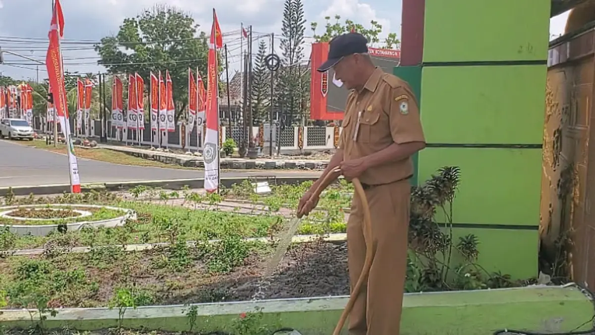 Penyiraman tanaman di Bundaran 0 Kilometer Sampit. Saat musim kemarau seperti sekarang kebutuhan air untuk menyiram tanaman penghijauan meningkat. (Istimewa/Radar Sampit)