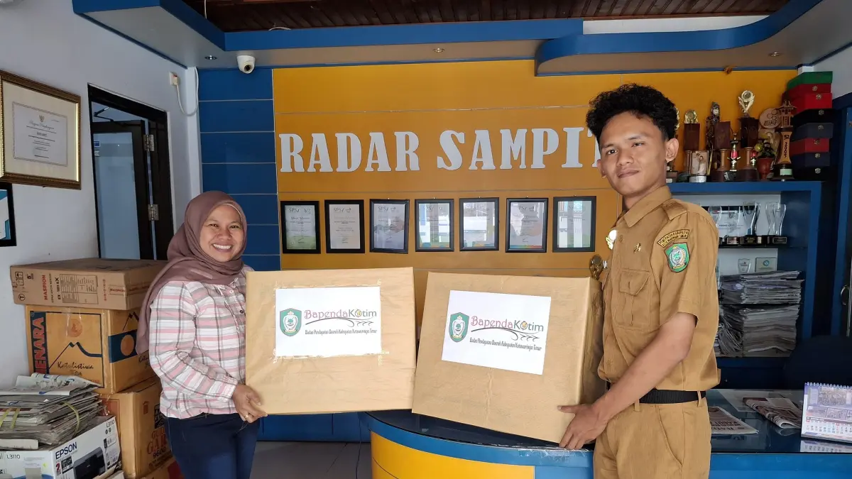 Perwakilan Bapenda Kotim menyerahkan hadiah, dan diterima langsung oleh Direktur Radar Sampit Siti Fauziah, Selasa (28/7).(Lian/radarsampit)
