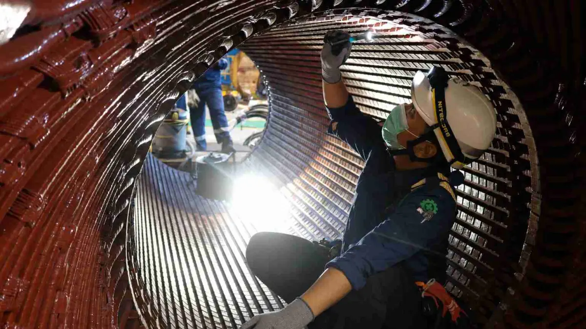 Proses inspeksi komponen Stator Generator yang mengalami gangguan pada salah satu pembangkit di PLTU Asam-Asam dalam upaya percepatan pemulihan kelistrikan pada sistem interkoneksi kalimantan. Dokumentasi diambil pada Senin (27/7).