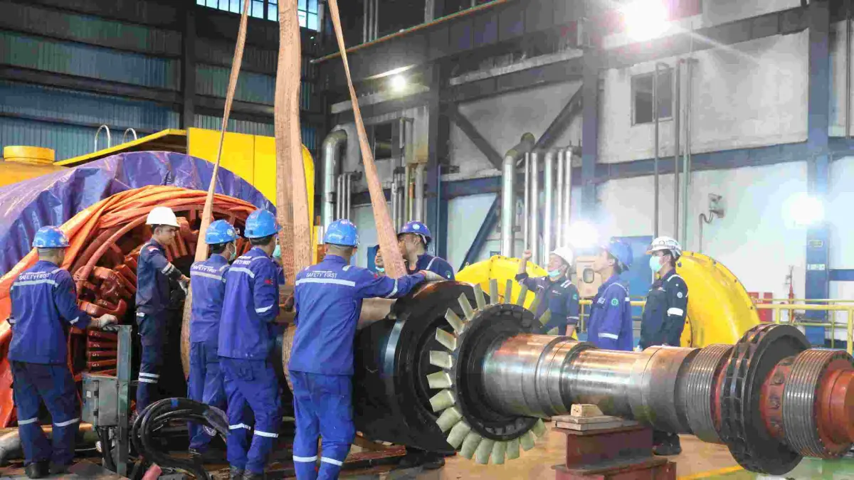 Proses Pull Out komponen Rotor Generator yang mengalami gangguan pada salah satu pembangkit di PLTU Asam-Asam dalam upaya percepatan pemulihan kelistrikan pada sistem interkoneksi kalimantan. Dokumentasi diambil pada Senin (27/7).