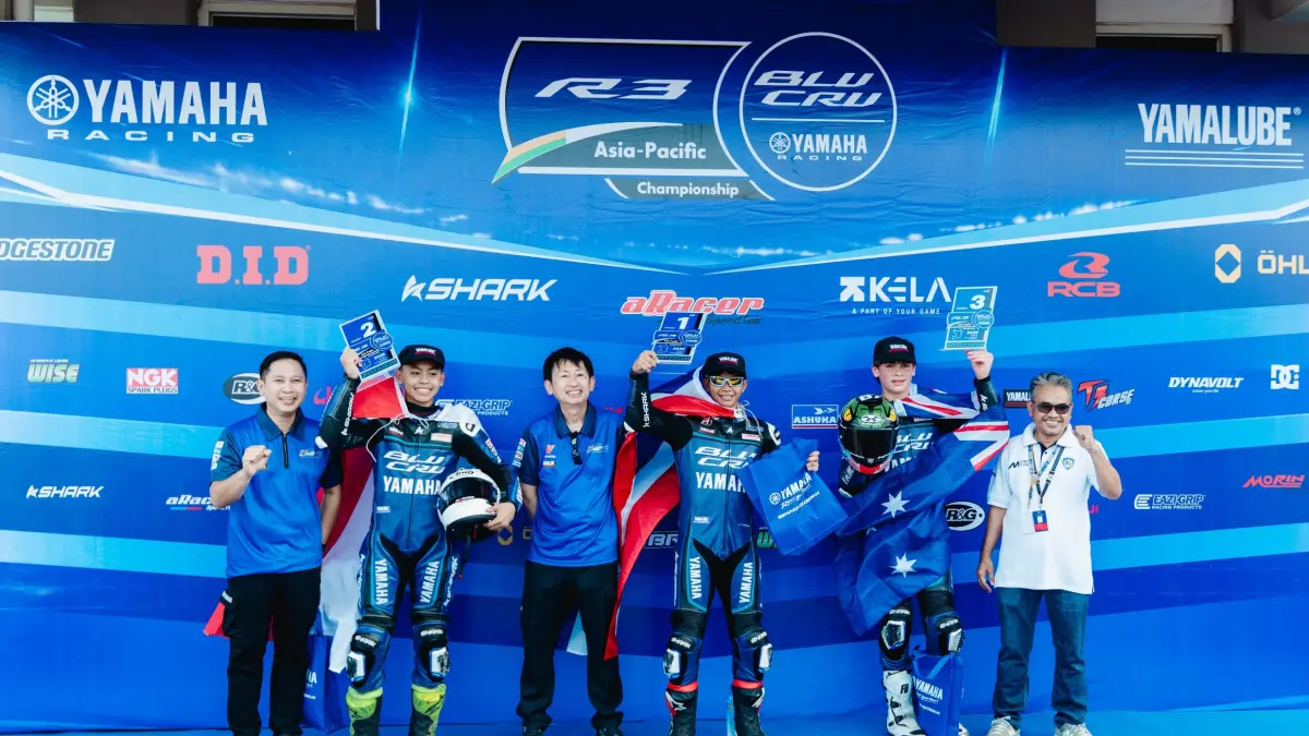 Reynaldi Junior podium 2 race 1 seri 3 R3 BLU CRU Championship di sirkuit internasional Mandalika (ist/yamaha)