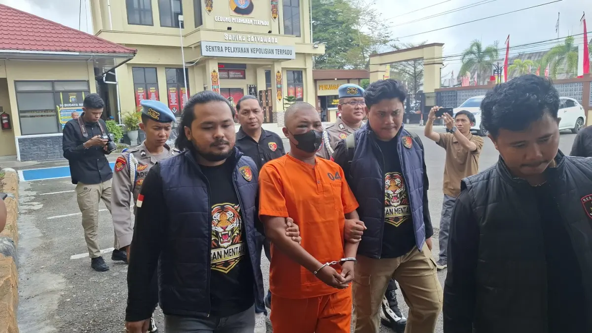 RM, tersangka pelaku penganiayaan hingga menyebabkan kematian saat digiring petugas Polres Kotim, Selasa (28/7).(fahry/radarsampit)

