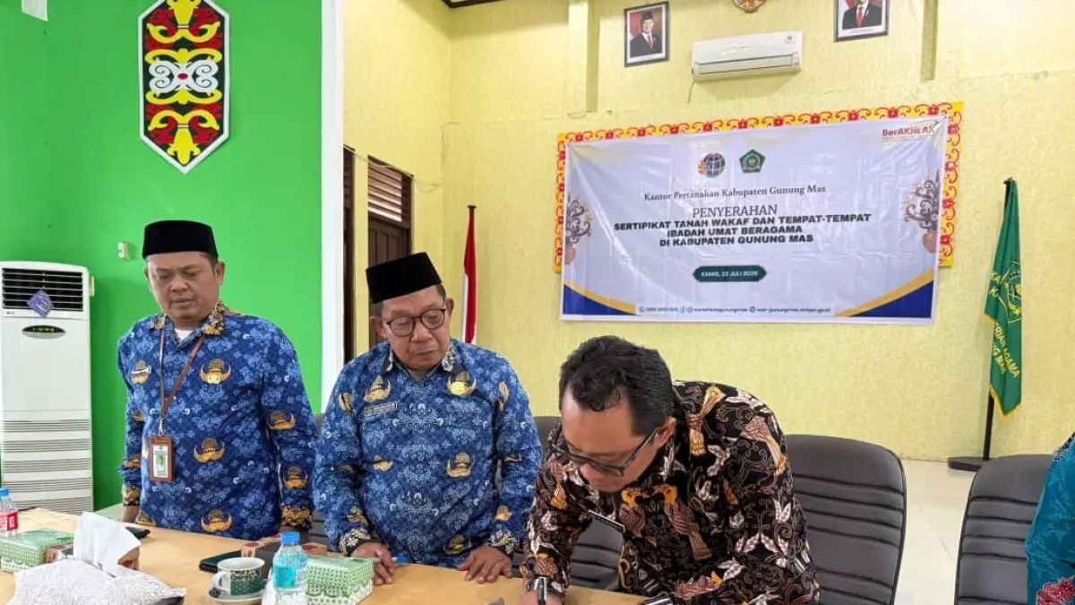 Suasana penandatanganan penyerahan sertifikat tanah wakaf dan rumah ibadah dari kantor pertanahan kepada kemenag, Kamis (23/7). (BPN GUNUNG MAS FOR RADAR SAMPIT)&nbsp;