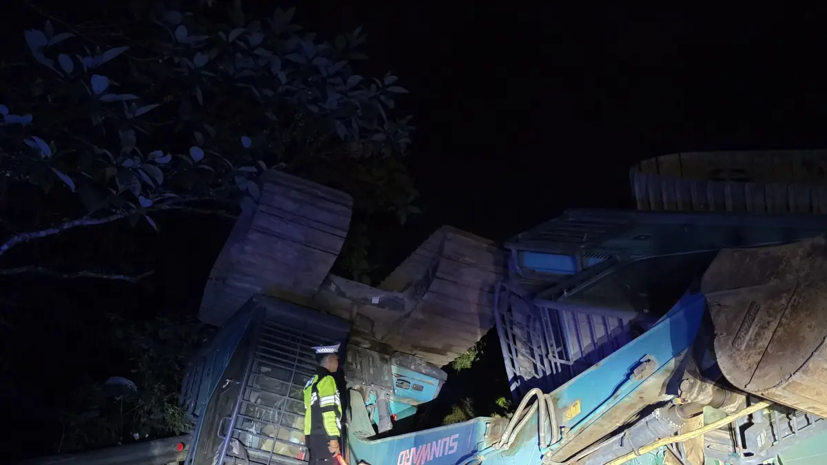 Tiga Exavator yang terguling menutup Jalur Trans Kalteng-Kalbar di wilayah Desa Kudangan, Kecamatan Delang, Kabupaten Lamandau, Senin (27/7) malam.(istimewa)