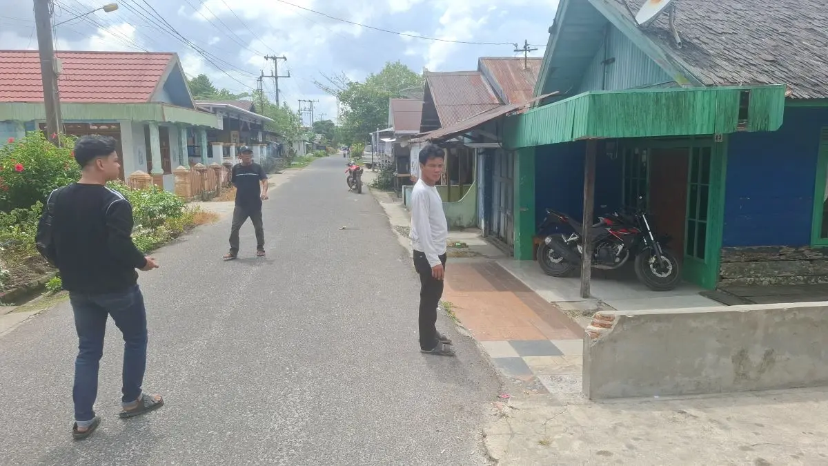 TKP PENUSUKAN : Warga Jalan Baamang Tengah I, Kecamatan Baamang, Sampit berada di lokasi penusukan berujung maut. FOTO: FAHRY/RADAR SAMPIT